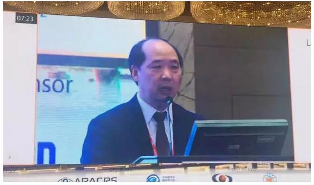 华厦眼科医院集团众多专家受邀出席，并在多个重要论坛作专题发言、论文发言和壁报交流(郭海科教授和张广斌教授在多个论坛担任会议主持)，与国内外眼科同行坐而论道，大放异彩!其中，在“大师功夫论道”环节，华厦眼科医院集团业务副总院长、 席白内障专家、厦门大学附属厦门眼科中心郭海科教授凭借高明 的手术技巧，从13位世界 白内障屈光手术大师中脱颖