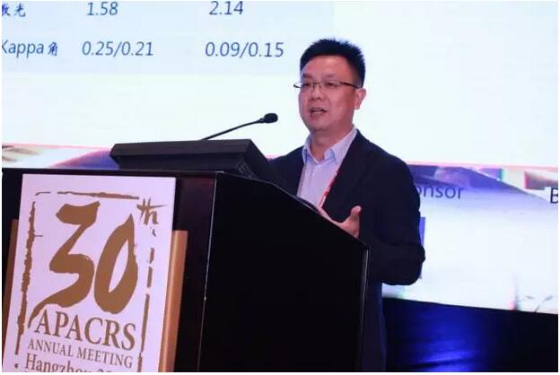 华厦眼科医院集团众多专家受邀出席，并在多个重要论坛作专题发言、论文发言和壁报交流(郭海科教授和张广斌教授在多个论坛担任会议主持)，与国内外眼科同行坐而论道，大放异彩!其中，在“大师功夫论道”环节，华厦眼科医院集团业务副总院长、 席白内障专家、厦门大学附属厦门眼科中心郭海科教授凭借高明 的手术技巧，从13位世界 白内障屈光手术大师