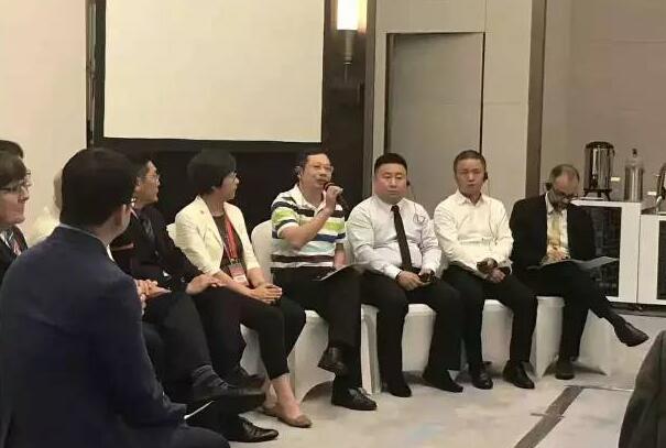 华厦眼科医院董事长苏庆灿受邀出席，并在主题讨论环节中分享了华厦眼科 特的 发展之道。