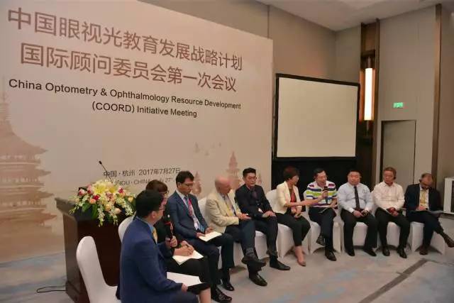 华厦眼科医院董事长苏庆灿受邀出席，并在主题讨论环节中分享了华厦眼科 特的 发展