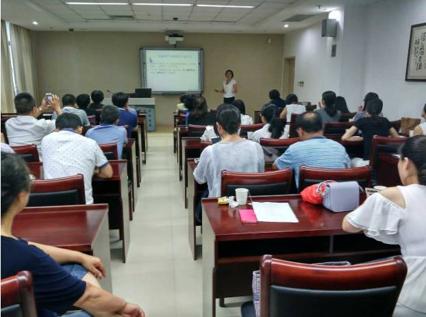 为纪念中国共产党成立96周年，深入推进“两学一做”教育活动，华厦眼科医院集团党委书记陈宝贵同志，华厦眼科医院集团党委副书记、厦门眼科中心党总支书记陈逸恬同志，党委委员张秀恋同志，以及支部三十余名党员同志参加了集团党委组织的庆祝“七一”主题党日