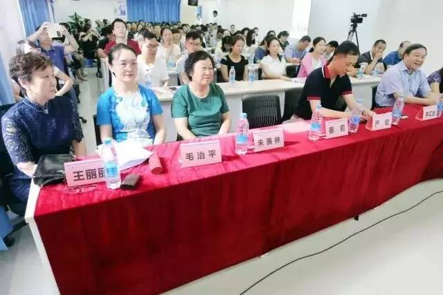 由西安市雁塔区医疗管理协会与华厦眼科医院集团主办的医路同心·光明论道——华厦·西安2017斜视与小儿眼科学术会议在西安华厦眼科医院学术会议厅隆重召开。