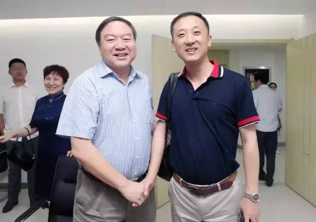 由西安市雁塔区医疗管理协会与华厦眼科医院集团主办的医路同心·光明论道——华厦·西安2017斜视与小儿眼科学术会议在西安华厦眼科医院学术会议厅隆重召开。