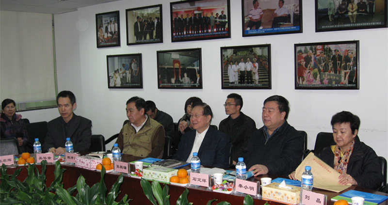 2012年2月， 参事张鹤镛一行来厦门眼科中心调研指导