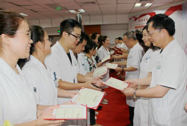 厦门大学附属厦门眼科中心2017年住院医师结业典礼在眼科17楼会议室举行。黎晓新、赵堪兴、吴国基、王骞、侯家敏、张广斌等我院及集团领*，各学科带头人、各行政职能部门负责人