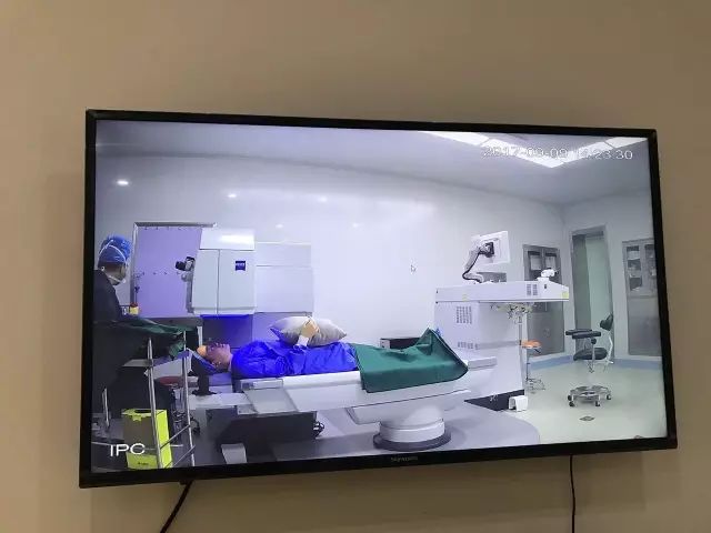 9月9日，杭州华厦眼科医院举行全飞秒近视手术演示，在半个多小时内，杜新华院长为6名近视患者 施行了德国蔡司VisuMax3.0版全飞秒手术，大伙亲身体会到了SMILE手术的快速、轻松、微创、安全。一名在手术室外等候的家属表示，犹豫担心了一年多，女儿终于可以笑看人生。.jpg