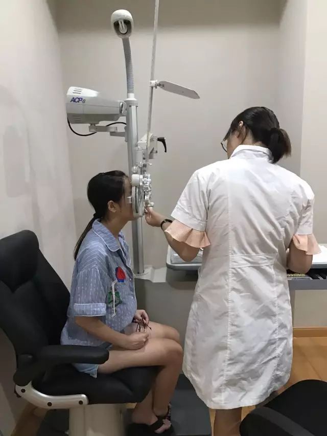 9月9日，杭州华厦眼科医院举行全飞秒近视手术演示，在半个多小时内，杜新华院长为6名近视患者 施行了德国蔡司VisuMax3.0版全飞秒手术，大伙亲身体会到了SMILE手术的快速、轻松、微创、安全。.jpg