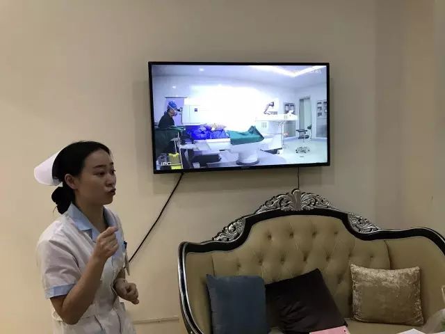 9月9日，杭州华厦眼科医院举行全飞秒近视手术演示，在半个多小时内，杜新华院长为6名近视患者 施行了德国蔡司VisuMax3.0版全飞秒手术，大伙亲身体会到了SMILE手术的快速、轻松、微创、.jpg