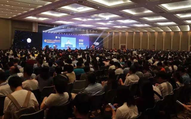 9月14日上午，在 22届全国眼科学术大会开幕式上，华厦眼科医院集团本部：厦门大学附属厦门眼科中心总院长黎晓新教授手捧奖杯，站在中美眼科学会眼科科学研究较高荣耀“金钥匙奖”的颁奖台上。.jpg