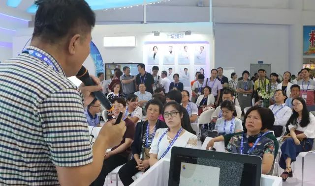 王骞教授发表《近视手术的多元化选择》的演.jpg