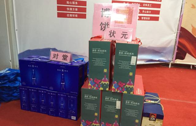 厦门眼科中心中秋爱眼科普三部曲活动在17楼举行，很多市民趁着周末赶来参加，现场有眼病知识讲座、 眼部检查，以及激动人心的博饼。.jpg