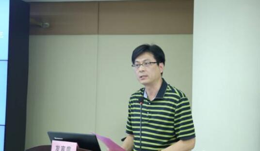  批诚信医疗机构代表徐州复兴眼科医院邱杨明院长发起“坚持依法执业倡导诚信行医”自律倡议：“人无信不立，业无信不成，国无信则衰。”为了履行救死扶伤， 人民身体健康和生命安全的神圣职责，以高明的技术全心全意为患者服务，规范行医，维护医术的圣洁和荣誉.jpg