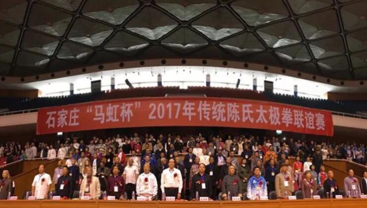 2017年10月5日下午， 五届“马虹杯”传统陈氏太极拳联谊赛在河北省体育馆隆重拉开了帷幕。来自全国24个省市、自治区的103支代表队共1690余名运动员参加了本次联谊赛太极拳、太极器械、太极推手等项目赛，由宜昌华厦眼科医院业务院长李庆林带领的宜昌代表队更是凭借精炼的打法，为现场评委和观众展示了精彩绝伦的表演，赢得好评如潮!.jpg