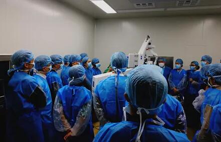 10月24日，成都华厦眼科医院CO2激光辅助深层巩膜切除术培训会圆满落幕。本次培训会由成都华厦眼科医院青光眼科主任、副主任医师胡建旗医生用猪眼为参会人员演示了CLASS手术全过程，并指导学员进行了实际操作，学员们纷纷表示手术操作简单易懂易学，培训活动取得圆满 。.jpg
