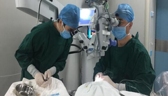 10月29日，一位职业性白内障男子，在厦门眼科中心手术后 复明。值得一提的，不少人对于其从事职业会导致的“职业性白内障”并不在意，但根据厦门眼科中心白内障专科陈伟主任介绍，在接诊中，职业性白内障并不少见，对于这些行业从业人员如何做好眼病防护，也进行了详细的介绍。2.jpg