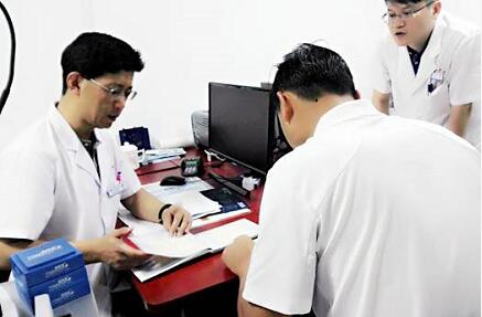 自厦门眼科中心开设遗传眼病门诊以来，全国各地前来寻求世界眼遗传病基因医治 专家 教授帮助的患者，络绎不绝。 教授表示，遗传性眼病种类繁多，致病原因比较复杂，可能是单纯的一种遗传因素引起的，也可能是多种遗传因素引起的，还可能和环境因素有关，传统的方法难以 。而当下的基因检测诊疗技术，有可能通过基因检测找到致病的突变基因，并有望对某些由单一基因突变造成的疾病在将来进行基因医治。1.jpg