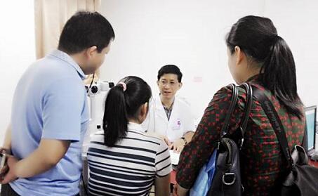 自厦门眼科中心开设遗传眼病门诊以来，全国各地前来寻求世界眼遗传病基因医治 专家 教授帮助的患者，络绎不绝。 教授表示，遗传性眼病种类繁多，致病原因比较复杂，可能是单纯的一种遗传因素引起的，也可能是多种遗传因素引起的，还可能和环境因素有关，传统的方法难以 。而当下的基因检测诊疗技术，有可能通过基因检测找到致病的突变基因，并有望对某些由单一基因突变造成的疾病在将来进行基因医治。3.jpg