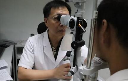 “小小竹棍把我害的好苦啊!幸好，遇到了厦门眼科中心眼整形科的胡继发副主任。医术好、态度好。大医院 医生就是不一样!”——医治眼睛后的老李激动的说道1.jpg