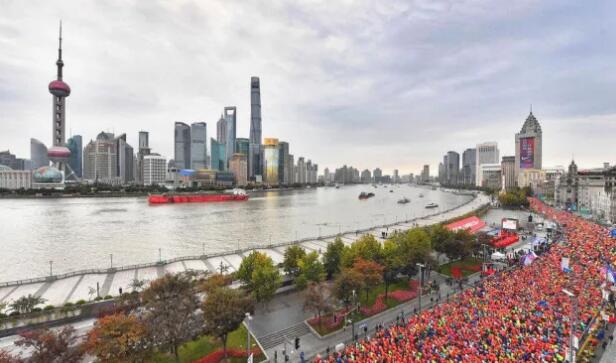 在今年上海马拉松的赛道上，我们又看到了这样一位特立 行的跑者，他光着脚，穿着华厦眼科醒目标志的运动衣，脚腕系着一对平安铃，奋力奔跑在赛道间……他将光脚奔跑的原意表达得淋漓尽致，他将马拉松的修行体现得返璞归真。——今天，跑友们又见着了代表华厦眼科医院集团参赛的明星选手“赤脚大仙”李清模。1.jpg