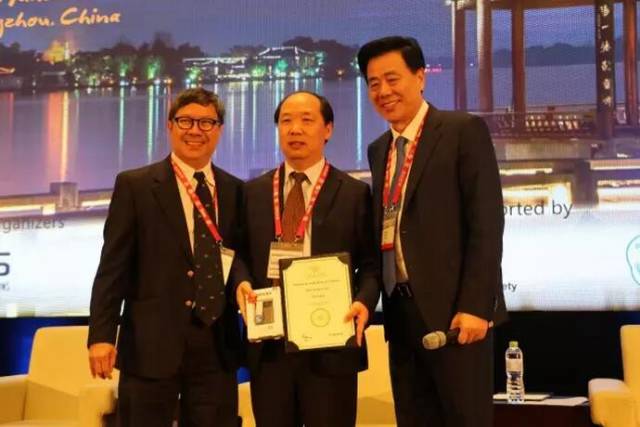 　　他是我国多次受邀于世界眼科大会、美国眼科年会、亚洲太平洋地区眼科年会等环球眼科会议进行现场手术表演的医生;是国内较早开展表面麻醉下小切口白内障超声乳化吸除联合折叠人工晶体植入术、有晶体眼人工晶体植入术的医生;也是目前我国白内障人工晶体植入手术量较多的医生。他就是——华厦眼科医院集团业务副总院长、上海和平眼科医院院长郭海科教授!3.jpg