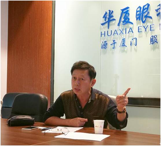 评审现场：厦门摄影家协会原副主席兼秘书长赵建军.jpg