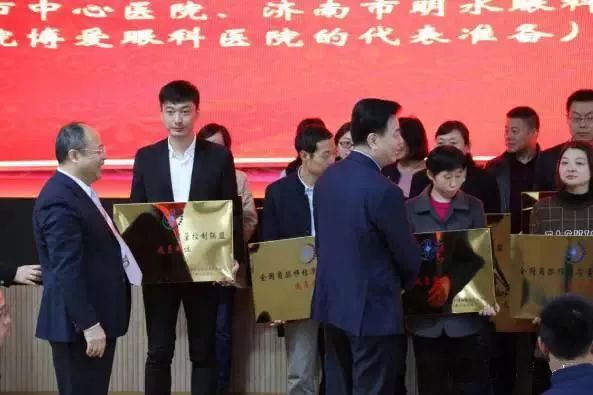 10月28日，由中华医学会角膜病学组组织、 个总部落户山东的全国性专病联盟—全国角膜移植质量控制联盟成立授 仪式在山东省眼科医院举行，重庆华厦眼科医院成为全国 批角膜移植质量控制联盟成员单位。仪式上，中华医学会角膜病学组组织等高度评价重庆华厦眼科医院的角膜移植技术。3.jpg