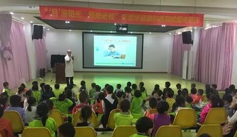 11月20日，东莞华厦眼科医院“目浴阳光•预防近视”爱眼系列公益活动走进校园继续进行。东莞华厦眼科医院派出医学视光科，科室经验丰富的医务工作人员组成公益医疗队走进东莞地区各小学、幼儿园，为近青少年进行近视防控筛查...1.jpg