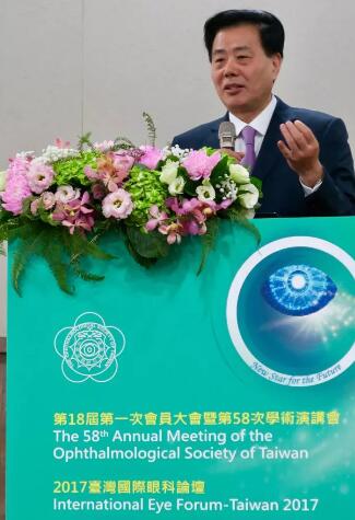 会议 日开幕式上中国台湾眼科学会理事长翁林仲教授 先邀请姚克教授上台代表中华医学会眼科学会致辞，对大会隆重召开表示祝贺。姚教授在致辞中说：“近年来，海峡两岸眼科界的交往日益密切和深入，两岸眼科同仁频繁互访，共同分享学术成果，共同推动两岸眼科医疗技术的进步，为实现中华眼科与环球接轨、.jpg