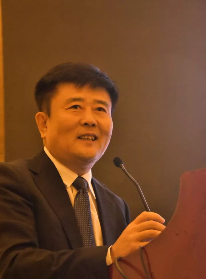 华厦眼科医院集团副总院长、华厦眼科集团学术委员会屈光手术分委会主委王骞教授发表了《全飞smile临床技巧》的演讲。.jpg