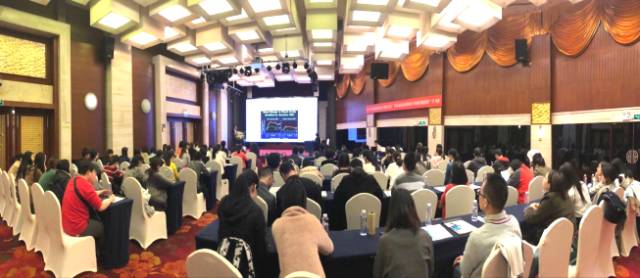 本次学术会议由深圳华厦眼科医院主办，邀请了来自国内外众多眼科专家大咖进行专题讲座，共同探讨和分享国内外眼科领域的 与发展，进一步加强了眼科界同仁之间的交流和学习。.jpg