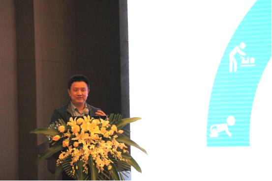 深圳星医科技有限公司CEO、原深圳市卫计委医政处处长廖庆伟发表了《智能眼底病筛查及远程视频MDT》的演讲.jpg