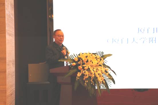 厦门眼科中心业务院长、眼底病 学科带头人吴国基教授发表了《染色玻璃体手术》的演讲.jpg