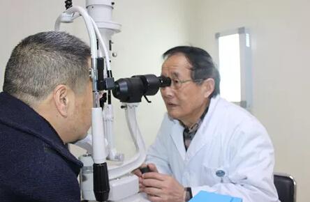 12月11日，听闻成都华厦眼科医院出现罕见的“阴阳眼”病 后，中国新闻社、成都商报、华西都市报、成都日报、成都电视台等主流新闻媒体的记者纷纷来院采访报道。原来是国内眼眶肿瘤 ，经验极为丰富的罗教授为吴先生精心设计了右眼肿物切除及超高频射频消融手术，既保住患者右眼眼球及视力，又避免将来出现 失明的状况。1.jpg