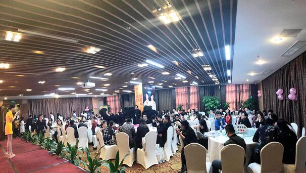 12月24日下午，“以橙待城，睛彩2018——华厦眼科新老会员跨年盛典”在雅枫环球酒店圆满结束。活动现场，深圳华厦眼科医院的屈光手术专家们详细给大家介绍了近视手术 知识，玩游戏、砸金蛋、抽大奖等各项好玩刺激的项目，更是让大家提前感受到“双旦喜临门”的喜悦。1.jpg