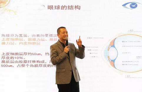 12月24日下午，“以橙待城，睛彩2018——华厦眼科新老会员跨年盛典”在雅枫环球酒店圆满结束。活动现场，深圳华厦眼科医院的屈光手术专家们详细给大家介绍了近视手术 知识，玩游戏、砸金蛋、抽大奖等各项好玩刺激的项目，更是让大家提前感受到“双旦喜临门”的喜悦。3.jpg