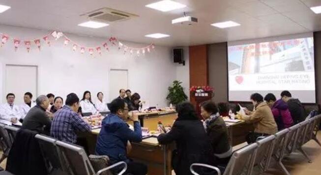12月23日上午8时许，由上海市社会医疗机构协会组织的专家评审团在闫东方会长的带领下一行已经冒着严寒抵达上海和平眼科医院。专家们抵达医院二楼学术报告厅落座后，上海和平眼科医院郭海科院长、陈凤国总经理 先一一致辞对上海市社会医疗机构协会组织的专家评审团的来到表示热烈欢迎;随后，专家评审团听取了吴迺川名誉院长作星 医院创建工作汇报5.jpg