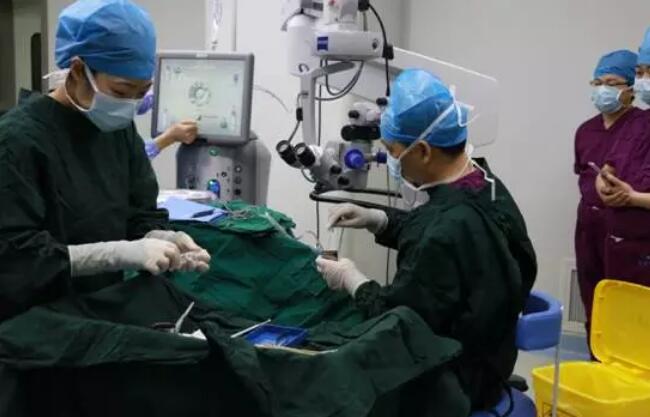 华厦 席白内障专家郭海科教授 专程到杭为航天功臣操刀这次为两位老人做手术的便是手术量 全国并刷新世界白内障手术记录、入选《中国 百强榜》全国白内障 十*的郭海科教授。2.jpg