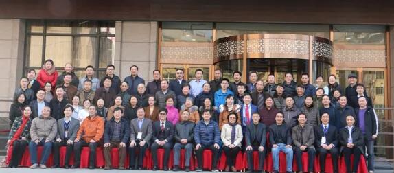 2017年安徽 届角膜病研讨会暨华厦眼科医院集团全国 一届角膜病学组研讨会上周六、日在合肥名人眼科医院召开。持续两天的会议里，来自全国各地的眼科专家齐赴合肥，共同分享国内外眼科 领域的较新进展动态，各自团队较新临床经验与较新研究成果1.jpg