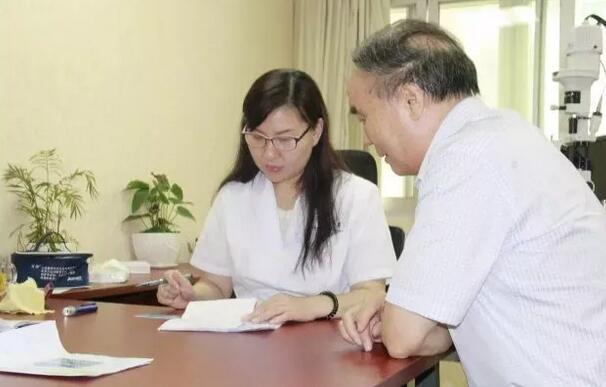 青光眼医治起来相对其他病种较繁琐复杂，费时又费力，还要额外做很多无法在价值上体现的工作。临床上很多青光眼患者会有一些心理障碍，如抑郁症、焦虑症，他们或情绪低落或暴躁，同一个问题总反复询问.jpg