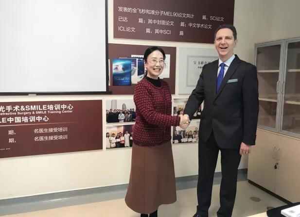 2018年1月5-7日，由复旦大学附属眼耳鼻喉科医院举办的 七届“关爱近视，微笑论坛”上海和平眼科医院屈光专科翟爱琴副院长和欧阳朝祜医学硕士受邀参加了此次盛会，与来自国内外数百 专家、学者及眼科同道齐聚，共襄2018年 场屈光学术盛宴10.jpg