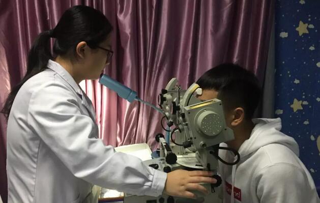 确诊小林患有斜视后，任主任建议小泉做斜视手术，以 眼位的同时也能把歪脖子病给治了。在小泉和父母商量下，小泉当天就办理了住院手续，并于隔天接受了斜视显微手术。术后 二天，小泉的父母便惊喜地发现小泉的脖子变直了。听到这消息，小泉也激动地找来一把镜子，左看右看，开心得不得了。他们还对前来查房的任主任连声道谢2.jpg