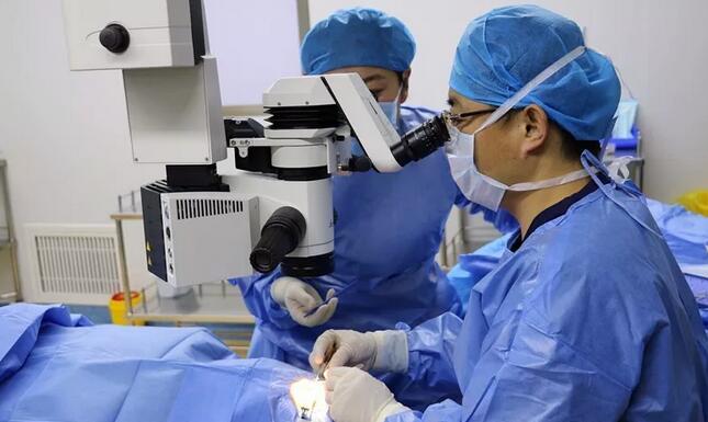 为关爱沂蒙老区人民眼部健康，临沂眼科医院现征集100位白内障患者，到院检查后， 符合手术条件，就可以 进行白内障手术!刚刚在临沂眼科医院做完白内障的姜阿姨，对于临沂眼科医院此次公益行动感激不已1.jpg