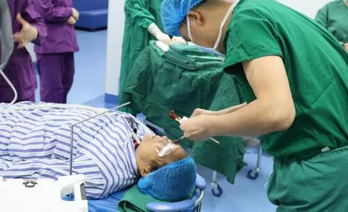 重庆华厦眼科医院安晓巨院长亲自为向婆婆施行“右眼瞳孔成形+白内障超声乳化吸除+人工晶体植入术”，并在术后给予抗炎对症支持医治，控制葡萄膜炎症状;为张阿婆施行“白内障超声乳化吸除+人工晶体植入术”。术后检查，向阿婆右眼视力从只有光感 到0.2;张婆婆视力从0.2 到0.6，视力都得到明显 5.jpg