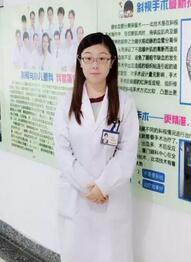 2017年对我来说是值得欣喜和感恩的一年。因为这一年我幸运地入选“中国眼科医师明日之星计划”，成为小儿眼科项目的 批学员，欣喜自己得到向专家名师学习的机会，感恩华厦集团给予的强大支持。11月我满怀激动和喜悦的心情启程前往厦门，走出高崎机场的那刻，厦门这座处处散发出迷人气息的城市用她春天般的阳光温暖了我忐忑的心1.jpg
