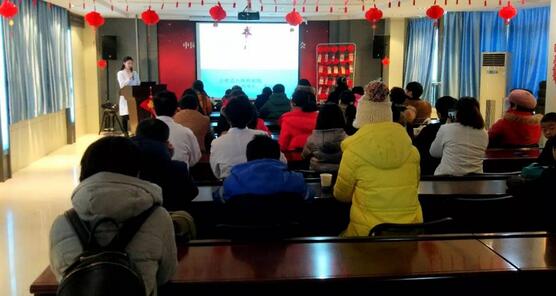 上周六（1月22日）上午合肥名人眼科医院如约举办了儿童近视防控专题讲座，来参加讲座的家长和小朋友们大约有五十多人，不得不说现场可是十分的热闹!1.jpg