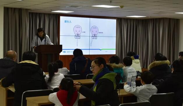 1月21日下午，由安徽理工大学附属眼科医院举办的“小小眼科医生”体验活动，让孩子们收获满满。穿上白大褂，当一*次小小医生，和孩子过一个与众不同的周末!1.jpg