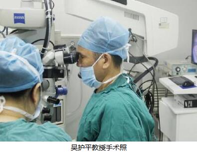 今年48岁画家梅女士来自青海，对视觉要求一向严格的她，放弃了在本地手术的机会，不远千里来到厦门眼科中心做“翼状胬肉”手术。因为她听说厦门眼科中心翼状胬肉手术技术高明，胬肉切除后无人复发。为了理想的手术 ，为了继续从事热爱的绘画工作，她觉得到厦门眼科中心手术是必然的选择。1.jpg