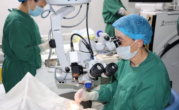 李春英(化名)老人今年72岁，老人患上白内障多年。到医院就诊的时，医院的医生了解到李奶奶平时喜欢看书、旅游，对术后的视觉质量特别在意。经过多方对比医生为李奶奶推荐了多焦点人工晶体。据医院的郝建院长介绍，多焦点人工晶体与传统人工晶体不同，它具有多个焦点，植入眼内后，患者各个距离都能看清楚，术后无需配镜，同时能够 降低夜间眩光，拥有令人满意的视觉质量,能够使眼睛“返老还童”1.jpg