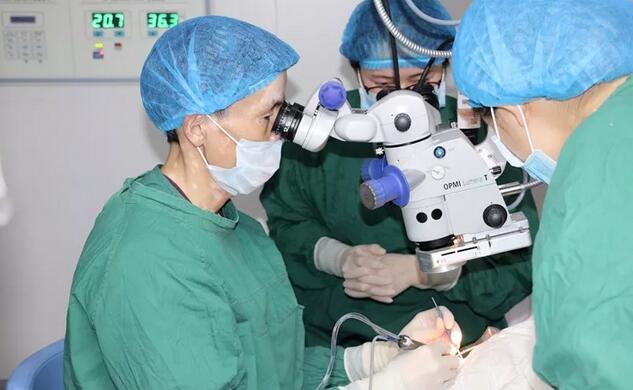 李春英(化名)老人今年72岁，老人患上白内障多年。到医院就诊的时，医院的医生了解到李奶奶平时喜欢看书、旅游，对术后的视觉质量特别在意。经过多方对比医生为李奶奶推荐了多焦点人工晶体。据医院的郝建院长介绍，多焦点人工晶体与传统人工晶体不同，它具有多个焦点，植入眼内后，患者各个距离都能看清楚，术后无需配镜，同时能够 降低夜间眩光，拥有令人满意的视觉质量,能够使眼睛“返老还童”2.jpg