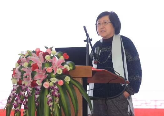 2017年是厦门大学附属厦门眼科中心璀璨夺目的一年，2017我们不仅迎来了20周年院庆，还在医教研等方面取得丰硕成果。门诊量达40多 人次，手术量5 人次，并且顺利通过了国家药物临床试验机构(GCP)资格认定。满怀丰收的喜悦，我们挥手作别砥砺奋进的2017，阔步迈入华章初展的2018。2.jpg